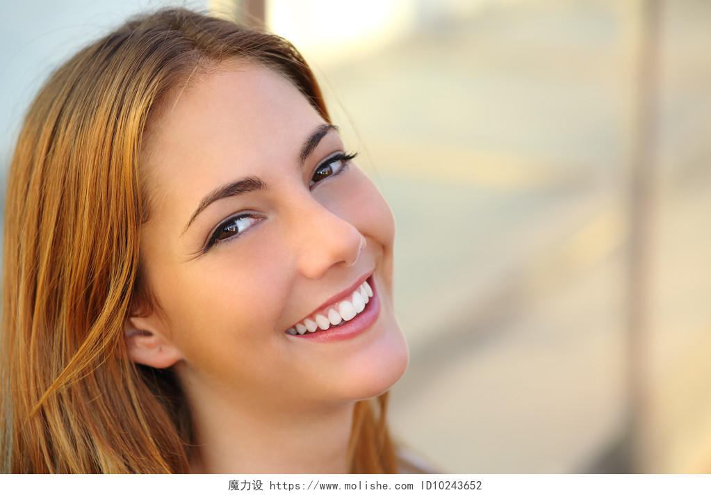 美丽的女人带着完美的白色微笑和光滑的皮肤牙齿美白口腔牙齿笑脸笑容